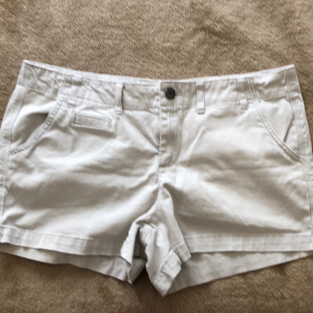 ELLE brand size 16 light beige shorts 98% cotton 2% spandex